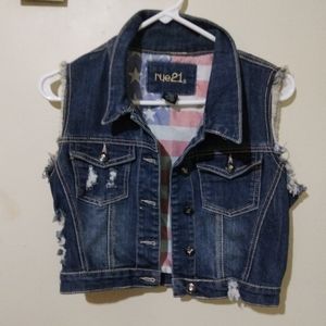 Adorable Denim Cut off Jacket Fashioned with Bold Features Size S